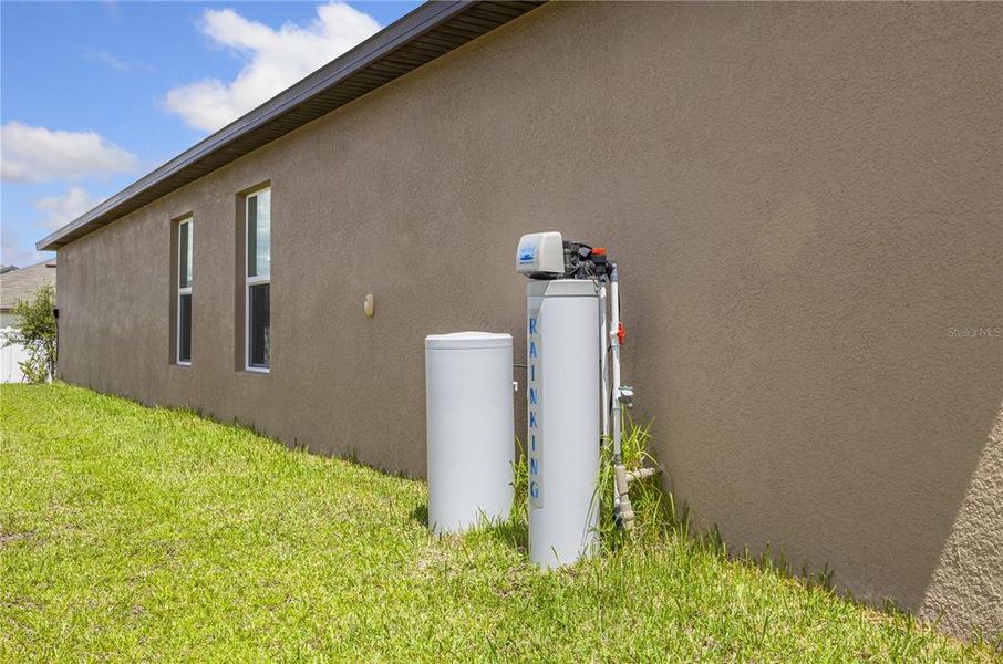 Exterior details and patio area of a home in Wind Meadows South, Bartow (Image 3).