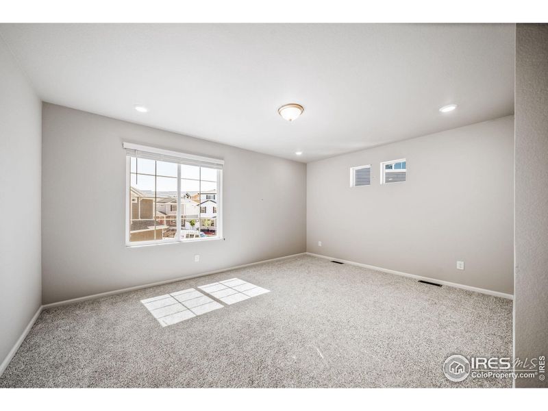 Spacious, unfurnished interior of a new home in Thompson River Ranch, Johnstown (Image 20).