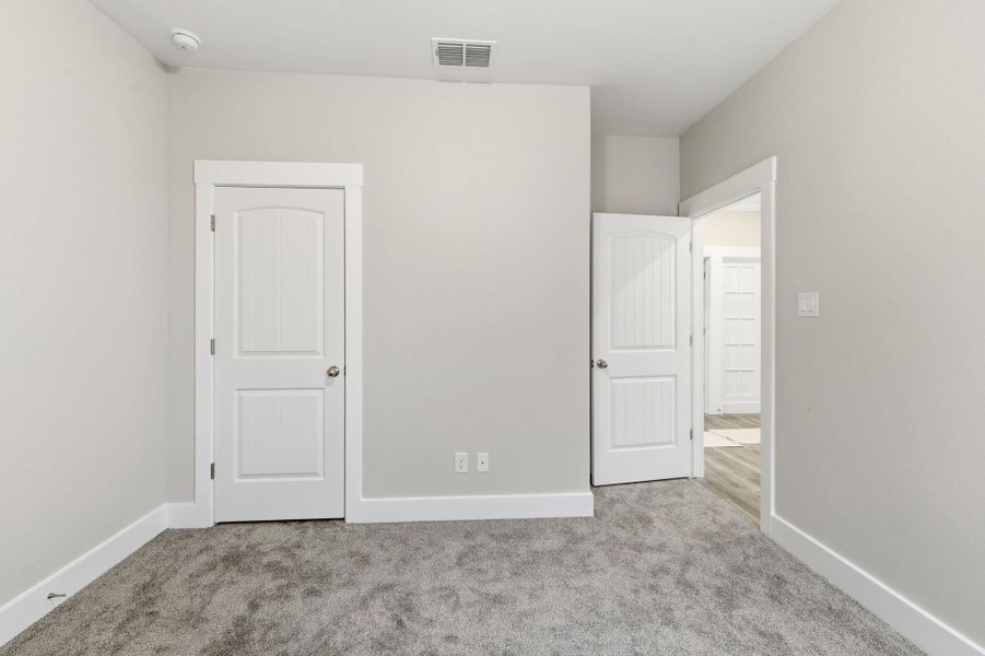 Spacious, unfurnished interior of a new home in Las Palomas Country Club Estates, La Vernia (Image 23).