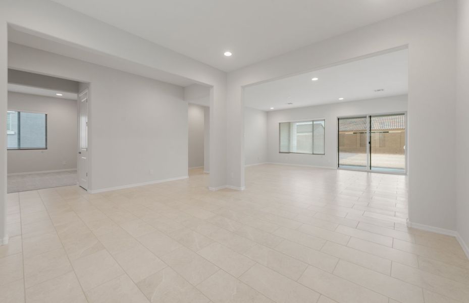 Spacious, unfurnished interior of a new home in Sun City Anthem at Merrill Ranch, Florence (Image 21).
