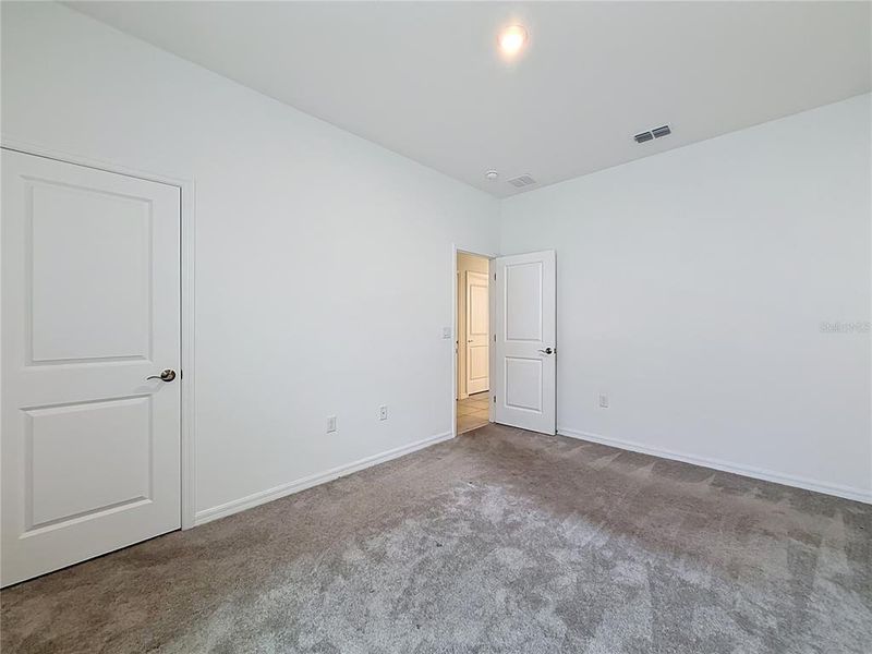 Spacious, unfurnished interior of a new home in , Mascotte (Image 34).