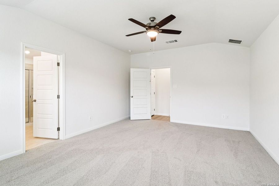 Spacious, unfurnished interior of a new home in Lark Canyon, New Braunfels (Image 39).