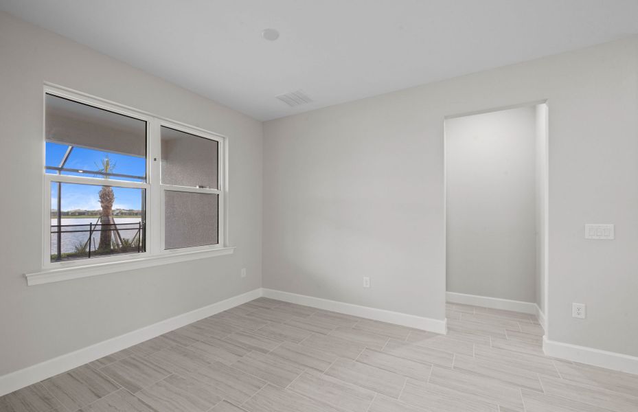 Spacious, unfurnished interior of a new home in Del Webb Oak Creek, North Fort Myers (Image 32).