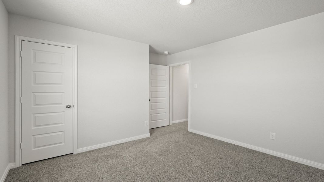 Spacious, unfurnished interior of a new home in Hunters Ranch, San Antonio (Image 21).