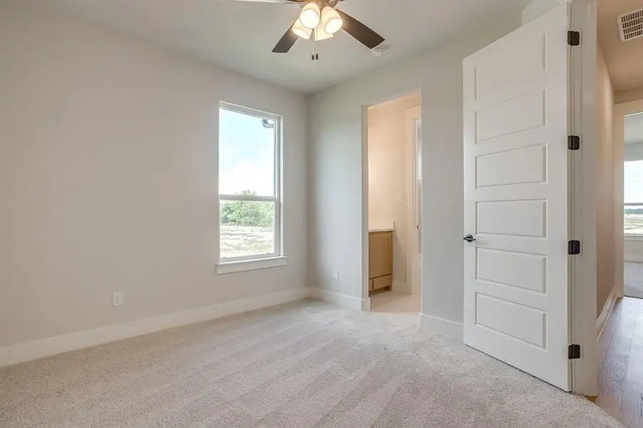 Spacious, unfurnished interior of a new home in Peaks at Lone Elm, Waxahachie (Image 25).