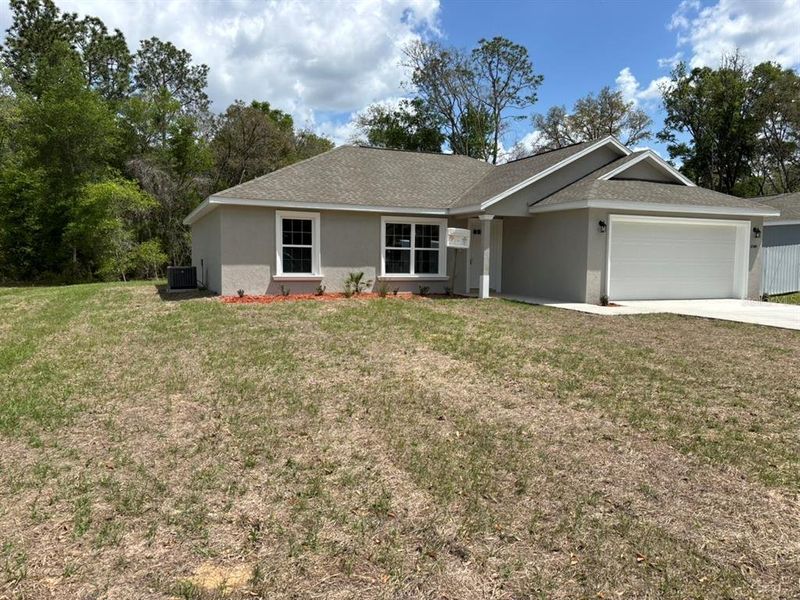 Exterior details and patio area of a home in , Dunnellon (Image 4).