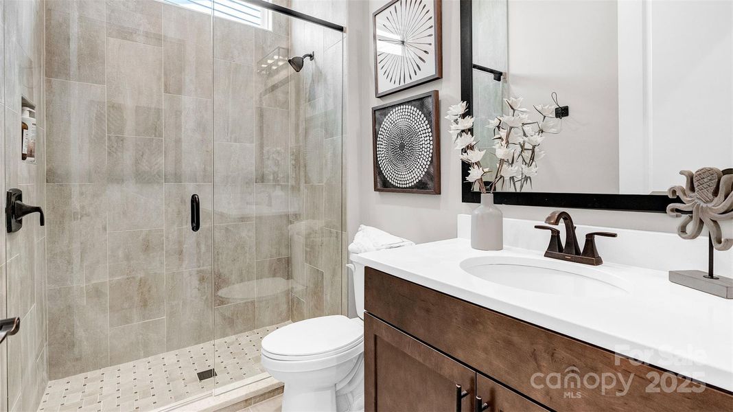 Model photo used for reference