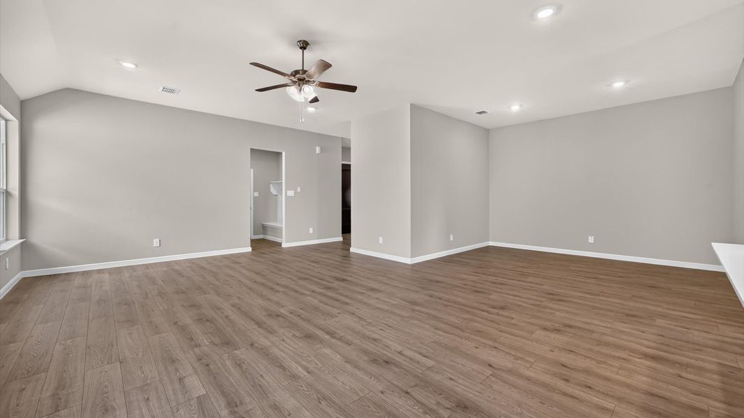 Spacious, unfurnished interior of a new home in Lakeview Pointe, Grand Prairie (Image 13).