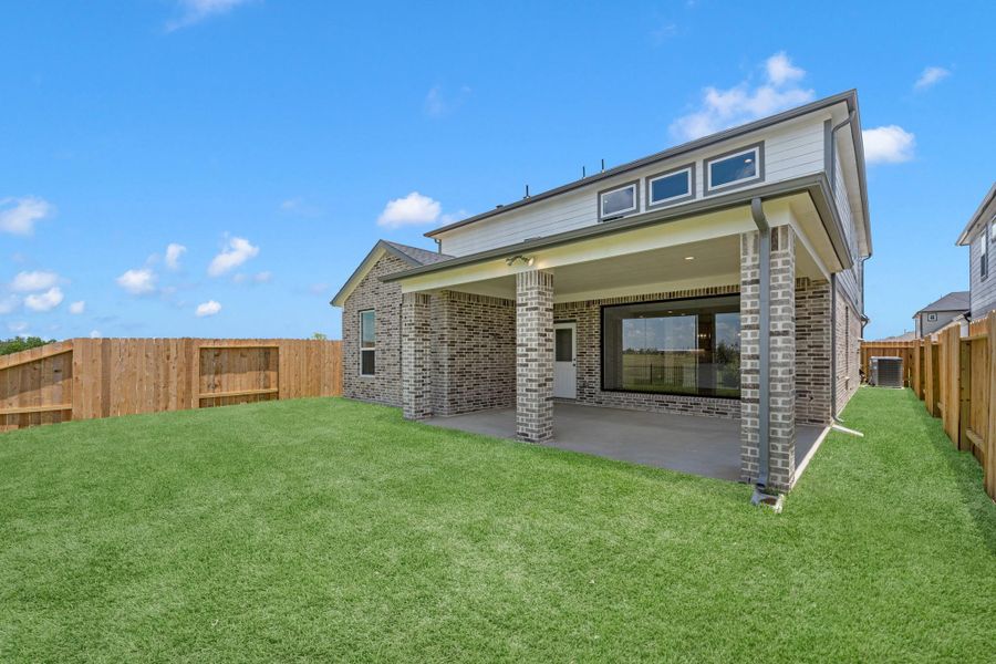 Exterior details and patio area of a home in Grand Mason Crossing, Katy (Image 21).