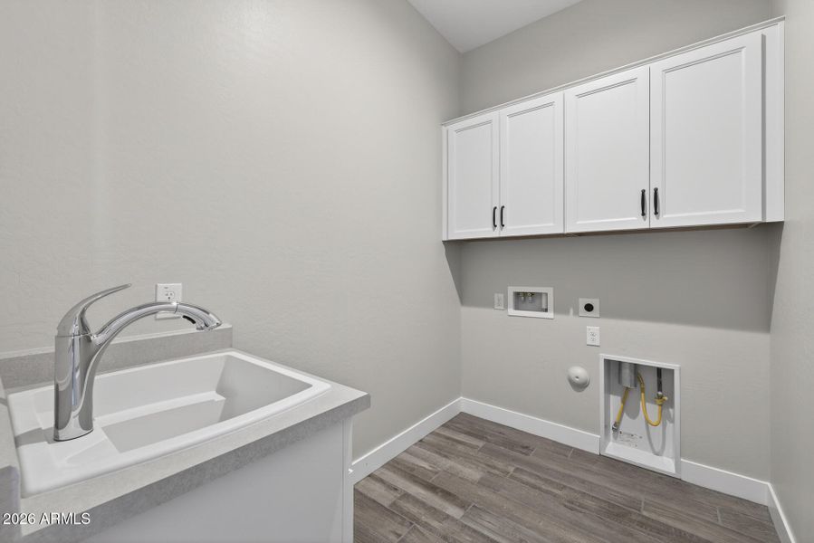 30)LAUNDRY ROOM