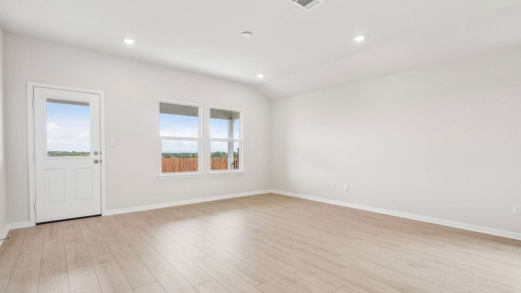 Spacious, unfurnished interior of a new home in Thunder Rock, Marble Falls (Image 12).