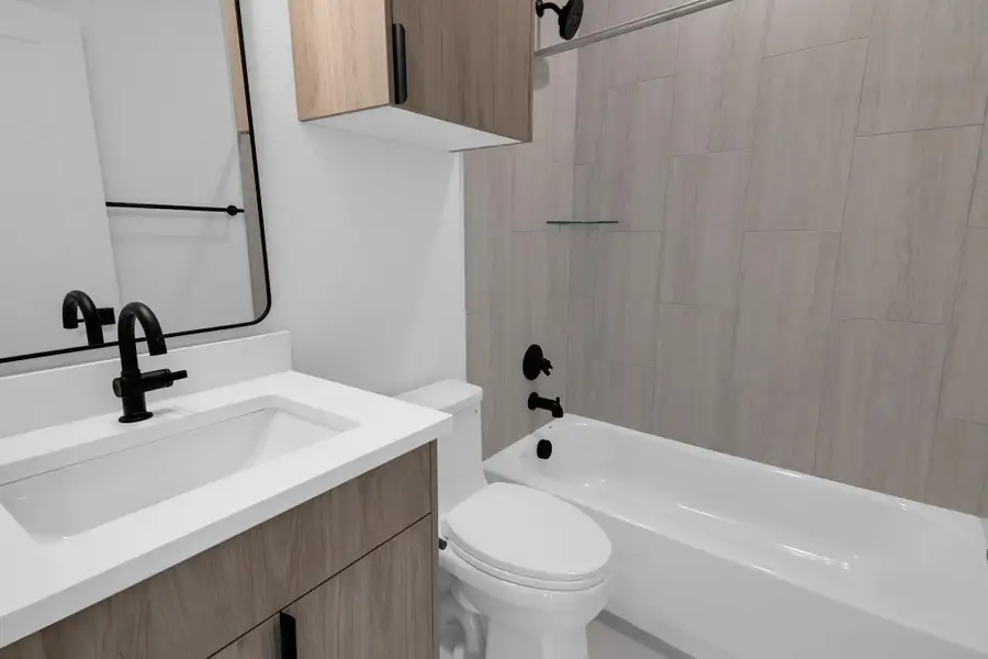 Hall bath shared by the other two bedrooms upstairs. Hall bath shared by the other two bedrooms upstairs.