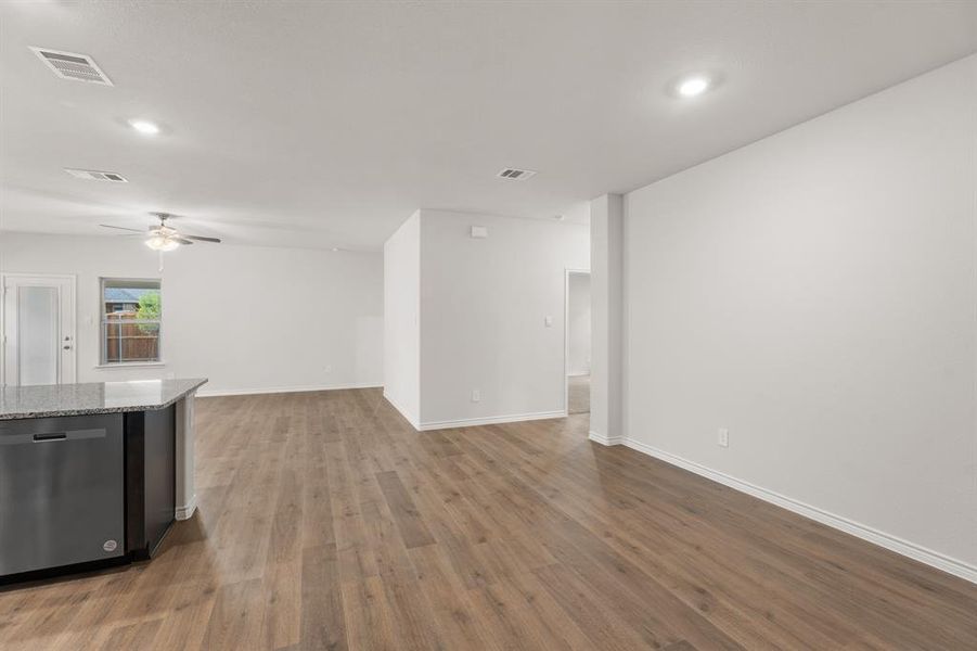 Spacious, unfurnished interior of a new home in Williamsburg, Fate (Image 28).