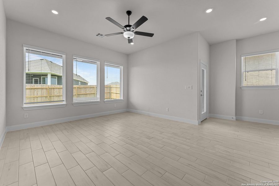 Spacious, unfurnished interior of a new home in Ladera - High Point 45', San Antonio (Image 6).