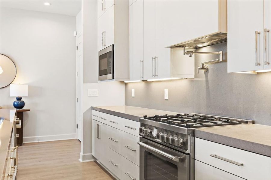 Furnished interior view inside a new home in , Dallas (Image 14).