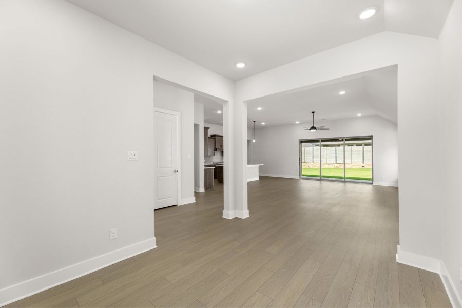 Spacious, unfurnished interior of a new home in Painted Tree, McKinney (Image 16).