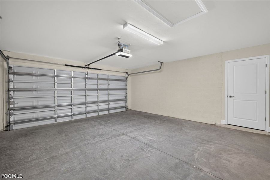 Spacious, unfurnished interior of a new home in Cape Coral, Cape Coral (Image 31).