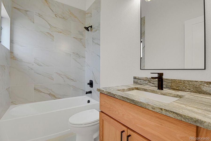 Upper level en-suite bath Upper level en-suite bath