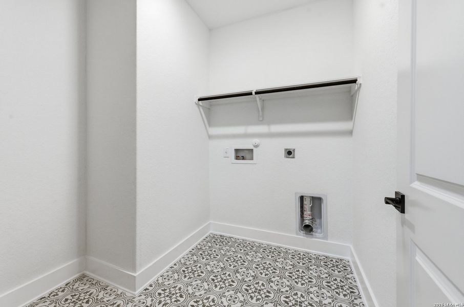 Spacious, unfurnished interior of a new home in Centero at Stone Oak, San Antonio (Image 14).