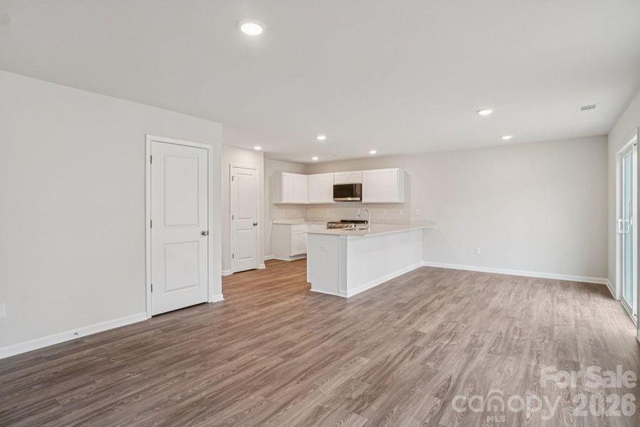 Spacious, unfurnished interior of a new home in Frey Creek, Spartanburg (Image 12).