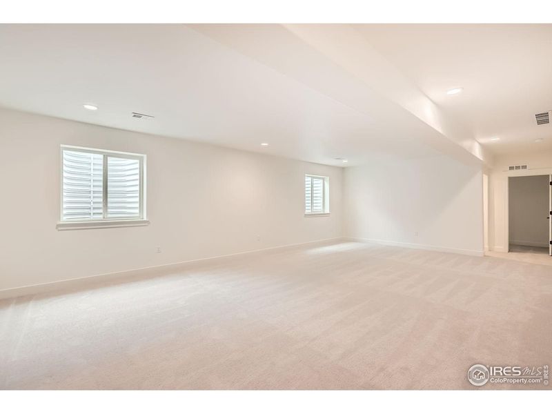 Spacious, unfurnished interior of a new home in Barefoot Lakes, Longmont (Image 26).