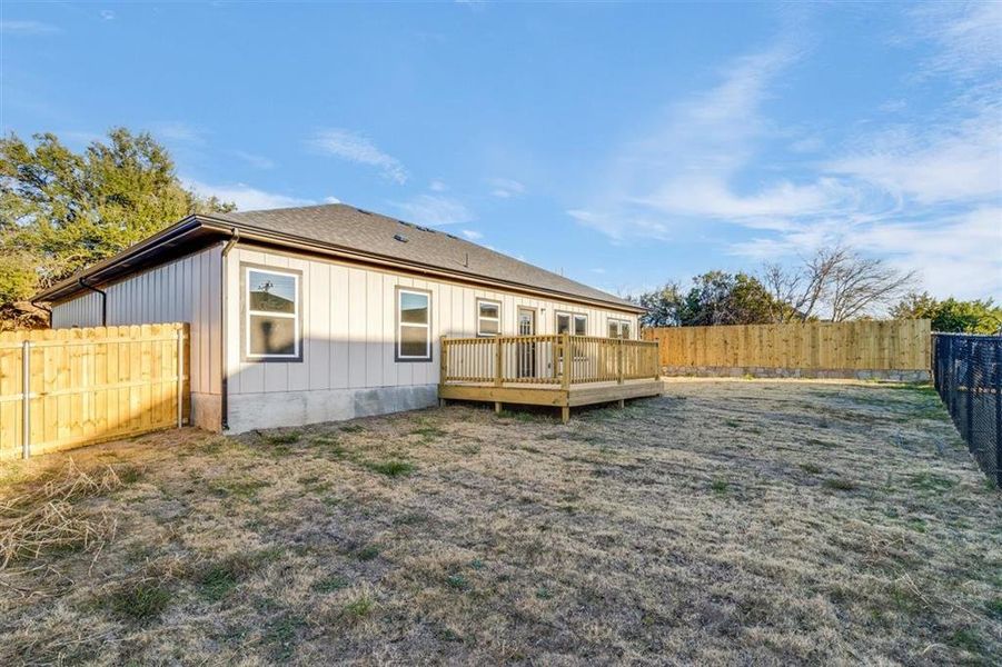Exterior details and patio area of a home in , Granbury (Image 4).