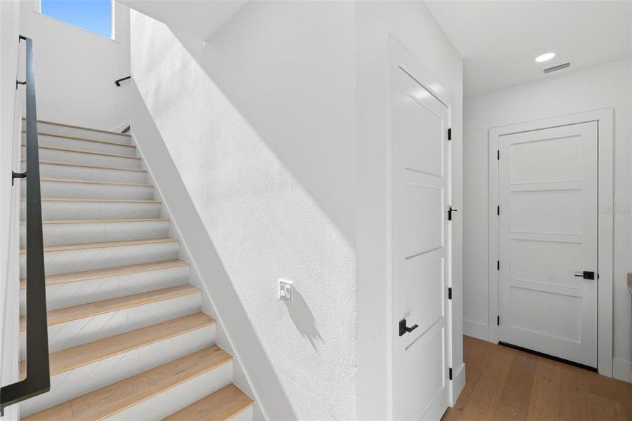 Spacious, unfurnished interior of a new home in , Sarasota (Image 26).