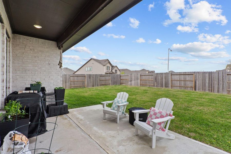 Exterior details and patio area of a home in Lago Mar, Texas City (Image 20).