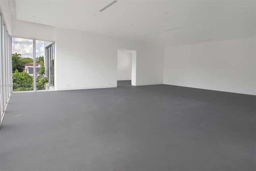 Spacious, unfurnished interior of a new home in , Miami (Image 31).