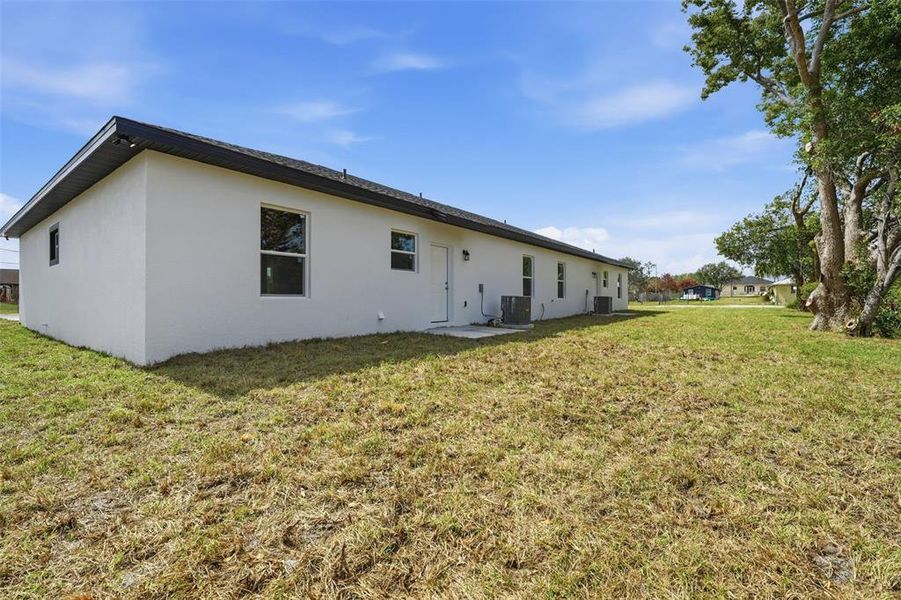 Exterior details and patio area of a home in , Haines City (Image 30).