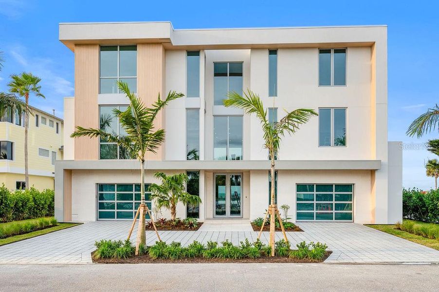 Condo located in Longboat Key, FL showcasing its design and architecture (Image 4).
