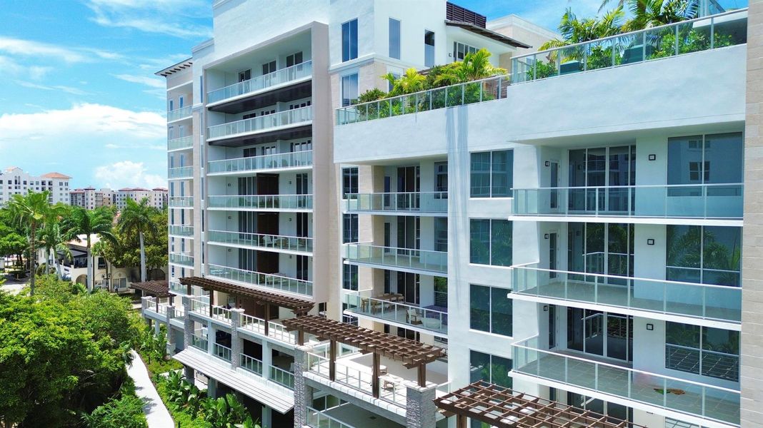 Condo located in Boca Raton, FL showcasing its design and architecture (Image 4).