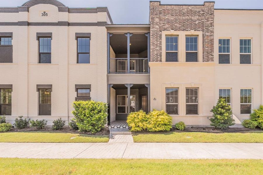 Condo located in Fort Worth, TX showcasing its design and architecture (Image 2). Condo located in Fort Worth, TX showcasing its design and architecture (Image 2).