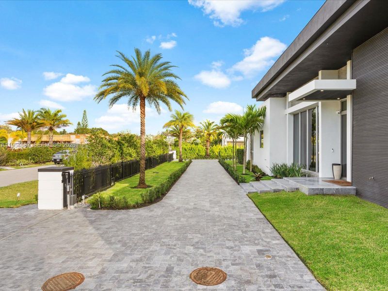 Exterior details and patio area of a home in , Plantation (Image 20).