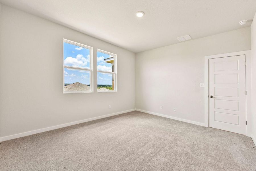 Spacious, unfurnished interior of a new home in Cloverleaf, Austin (Image 31).