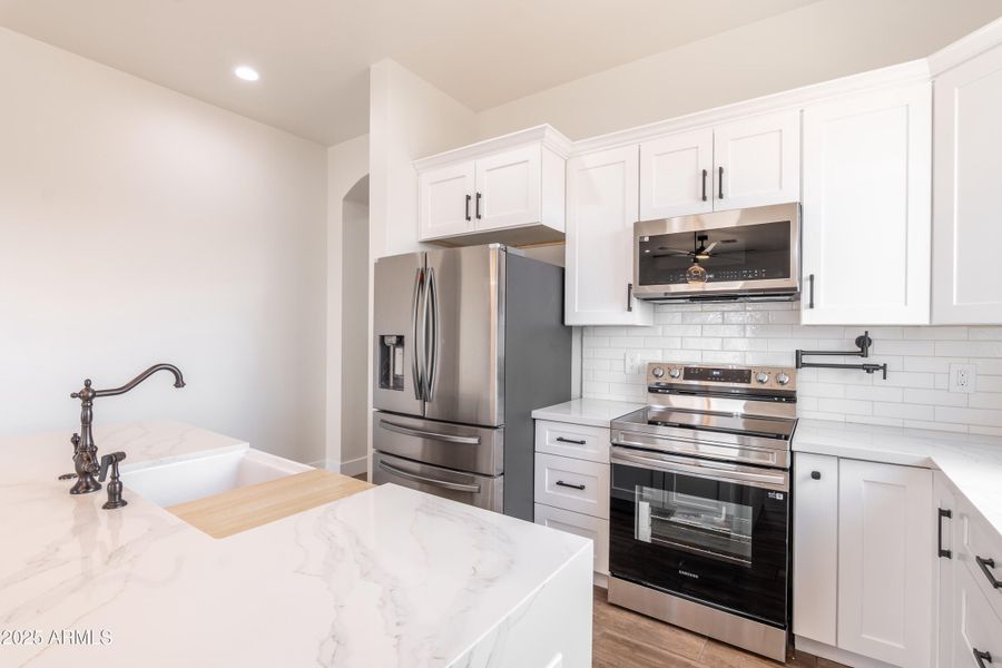 Kitchen (3) Kitchen (3)