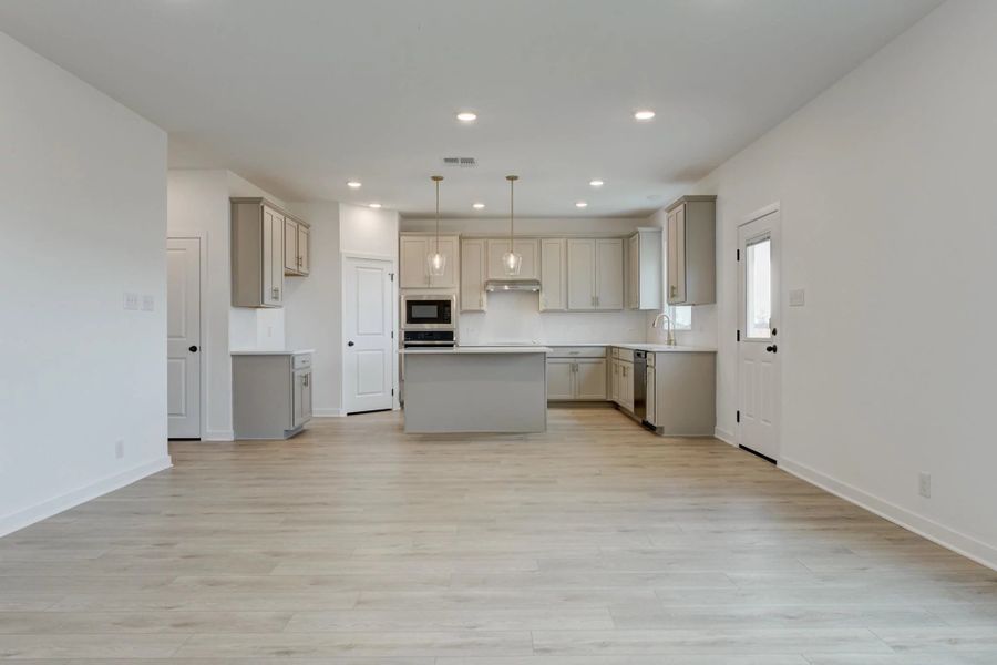 Kitchen & Family Kitchen & Family