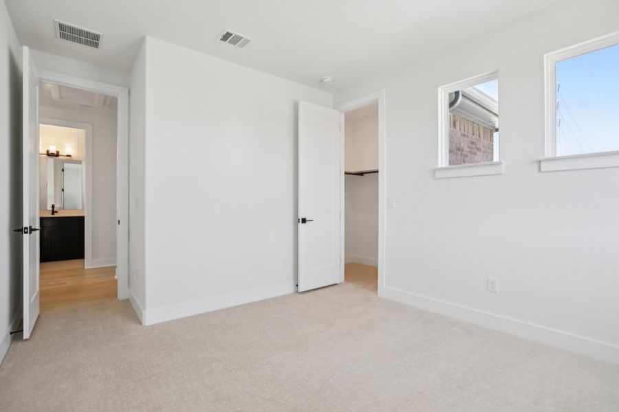 Spacious, unfurnished interior of a new home in Foxfield, Austin (Image 25).