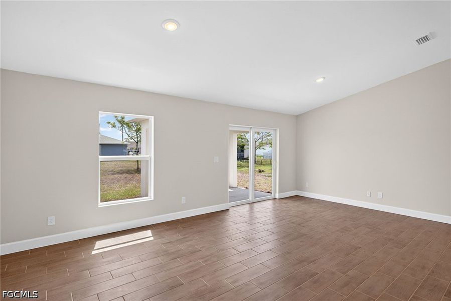 Spacious, unfurnished interior of a new home in Cape Coral, Cape Coral (Image 20).