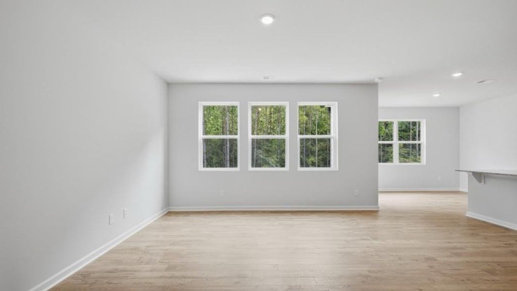 Spacious, unfurnished interior of a new home in Oaks at Cedar Grove, Fairburn (Image 15).