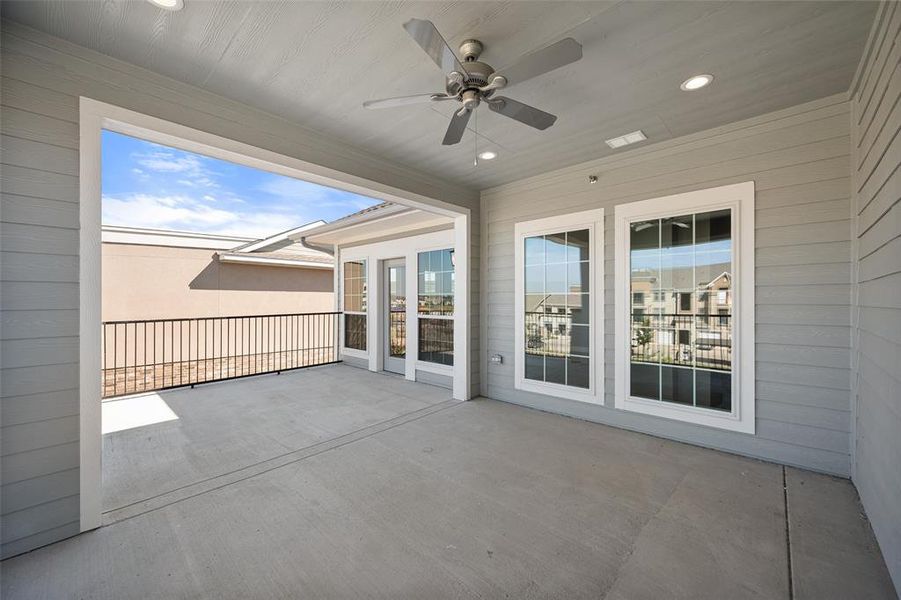 Third floor balcony (stock photos of the model, colors may vary)