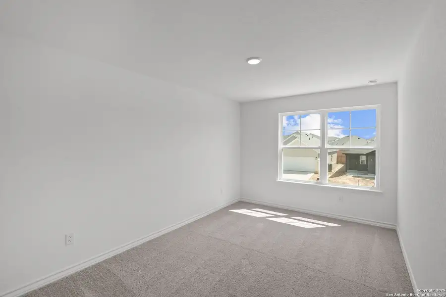 Spacious, unfurnished interior of a new home in Lily Springs, Seguin (Image 25).