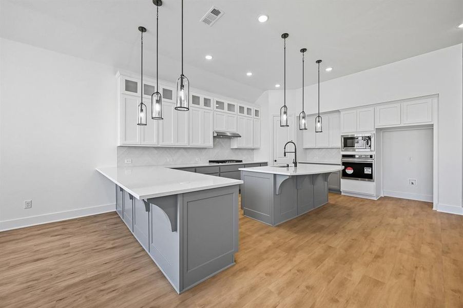 Furnished interior view inside a new home in Ridge Crossing, Waxahachie (Image 12). Furnished interior view inside a new home in Ridge Crossing, Waxahachie (Image 12).