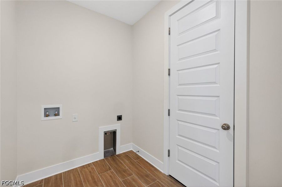 Spacious, unfurnished interior of a new home in Cape Coral, Cape Coral (Image 31).