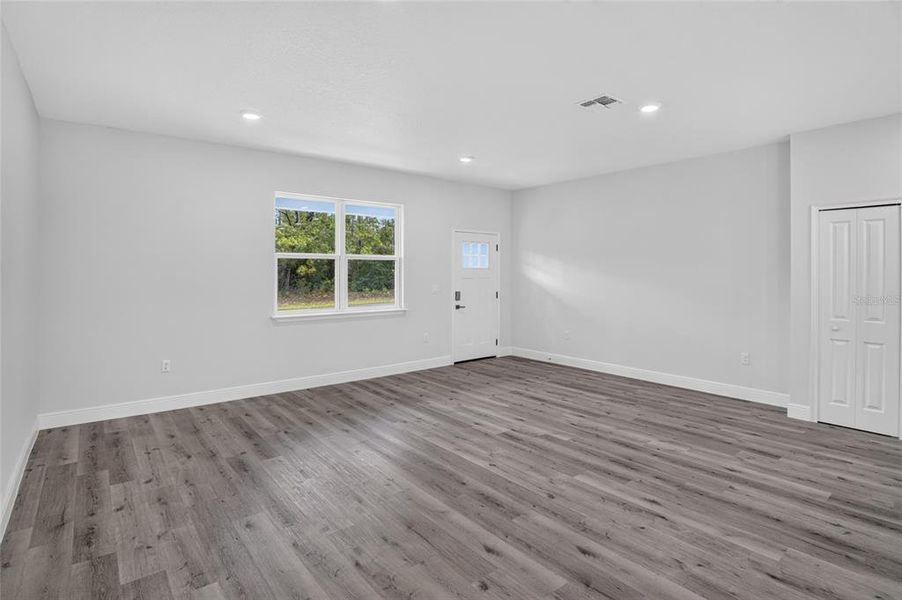 Spacious, unfurnished interior of a new home in , Citrus Springs (Image 23).