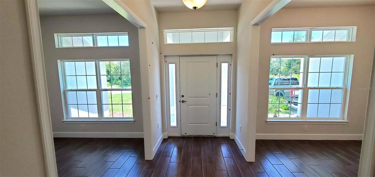Spacious, unfurnished interior of a new home in Port Charlotte, Port Charlotte (Image 6).