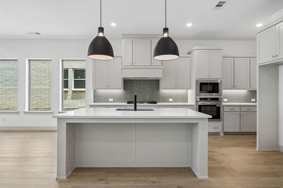 Our Royale plan pairs beautiful finishes with functional design to create your dream kitchen! Our Royale plan pairs beautiful finishes with functional design to create your dream kitchen!