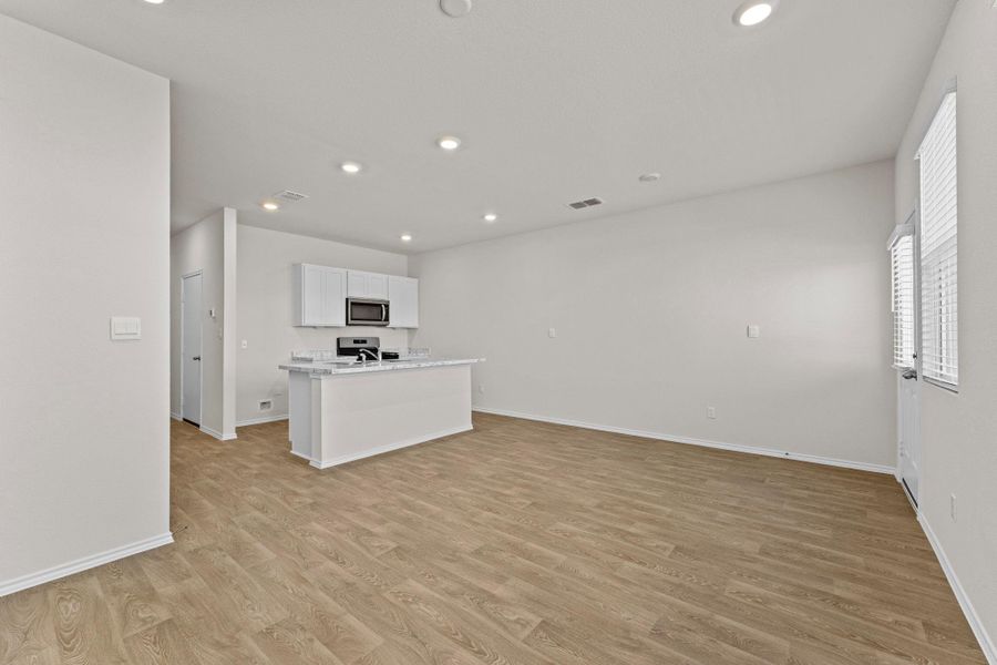 Spacious, unfurnished interior of a new home in Bollinger, Maxwell (Image 10).