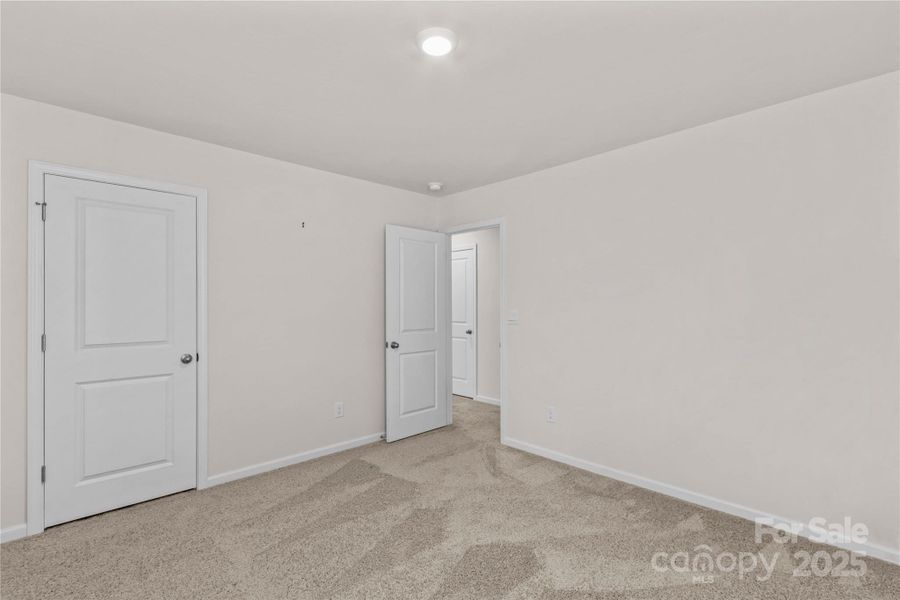 Spacious, unfurnished interior of a new home in Calvin Creek, Troutman (Image 21).