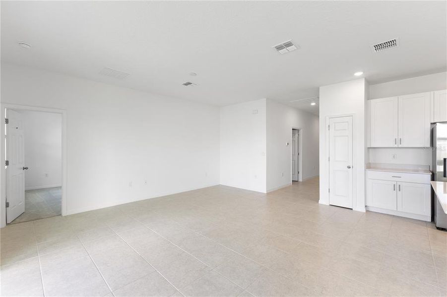 Spacious, unfurnished interior of a new home in Cypress Park Estates, Haines City (Image 11).